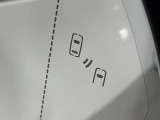 【ブラインドスポットモニター】走行中、ドアミラーの死角になりやすい箇所に後続車が接近するとサイドミラーのレンズに警告を表示!ドライバーに注意喚起をしてくれます。