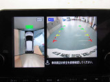 アラウンドビューモニターは4方のカメラで真上から車を見たようにモニターで確認ができます。周辺の安全確認、小さなお子様や障害物も目視で確認できるので駐車のしやすさだけでなく、事故防止にも役立ちます。