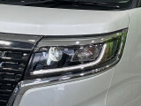 【LEDヘッドライト】悪天候や夜間走行時も良好な視界を確保し安心して運転できる高輝度LEDヘッドライトを装備!点灯速度が早く、消費電力も抑えられています。