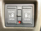 【両側スライドドア】駐車場で隣の車との間隔が狭く乗りにくい時、スライドドアなら安心!ドアオープン時も幅を取らず、開口部が広いので乗り降りがとっても簡単です。大きな荷物の出し入れも後席から可能♪