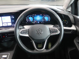 Volkswagen全車共通の上質な本革を使用した手触りのしっとりとしたステアリングです。唯一素肌が触れるハンドルは上位モデルと同じ握り心地になっております。