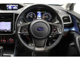 手になじむ本革巻きステアリング。各種ステアリングスイッチを装備。