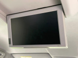 【フリップダウンモニター】大画面モニターで後席でもエンタメをお楽しみいただけます。小さなお子様にも大人気の装備です♪