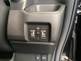 【両側パワースライドドア】です。リモコンや運転席のスイッチ操作で楽々自動開閉。