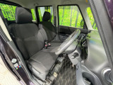 運転席まわりには十分なスペースがあり、大柄な方でもゆったり運転していただける環境です。