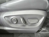 運転席パワーシート搭載。微妙な調整が手軽にでき、ピッタリのポジションで運転することが可能です。
