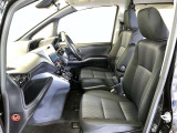 高いホールド性で運転姿勢が安定します。長距離ドライブでも疲れにくいのが魅力です。快適なドライビングライフをお送りください♪