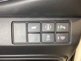 Hondaセンシング用の、VSA(ABS+TCS+横滑り抑制)解除と路外逸脱抑制機能のオンオフスイッチなどはハンドルの右側に装備しています。
