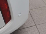 コーナーセンサーを車の前後に装備。障害物との距離に応じて警告音を変えてお知らせしてくれます。