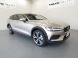 V90クロスカントリーと比べてリアゲートの角度が立っており、歴史ある四角いボルボを彷彿とさせる仕上がりです。