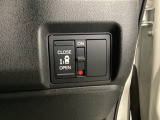 【助手席側パワースライドドア】です。リモコンや運転席のスイッチ操作で楽々自動開閉。