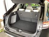 トランクの広さは、どうです、たくさんの荷物が積めますよ。トノカバー付き。荷室のプライバシーを守ってくれます。見た目もスッキリ、防犯性も高まります。