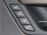 運転席は三人分のシートポジションを記憶します。