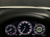 【アクティブ・ドライビング・ディスプレイ】フロントガラスにルートや車速などの情報を表示し、ドライバーの視線移動と、焦点調整の 時間をさらに短縮する事で、わき見のリスクを低減し ます。