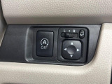 【電動格納ミラー】サイドミラーは電動格納式となっており、狭い駐車場でもキズがつくリスクを抑えられます。