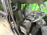 運転席まわりには十分なスペースがあり、大柄な方でもゆったり運転していただける環境です。
