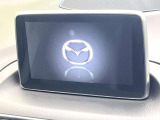 【マツダコネクトナビ】車内の雰囲気にマッチした一体型タイプのナビ。各種車輌設定やBluetooth再生等、様々な機能が楽しめます。直感的なダイヤル操作が可能で、使い勝手も良好です。