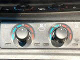 【シートベンチレーション】夏場は涼しい風でお尻や背中の熱やムレを防ぎ、冬はエアコンよりも早く温まってポカポカに!季節を問わず快適に過ごせます。