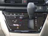 【オートエアコン】タッチパネル式見やすく、操作もしやすい!。凸凹が少ないのでお掃除も楽!ワンタッチで設定した温度を自動制御してくれるので快適な室内温度が保てます、インパネCVTなので足元も広々です!