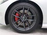 フロント255/40R19 、リア275/35R19のアルミホイールが装着されています。