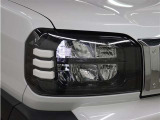 LEDヘッドライトには、ハイビームで走行中に先行車や対向車を検知した時、部分的に遮光し、先行車や対向車に配慮しながら高い視認性を確保できるADB(アダプティブドライビングビーム)が採用されています。