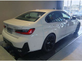 【BMWの伝統-3】BMWのお車は、&ldquo;駆け抜ける歓び&rdquo;を体現しております。走行の安定性とコーナリングの良さを追求し、思い通りにハンドルの操作可能です。