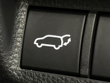 【パワーバックドア】スマートキーや運転席のボタンを押すだけでリアゲートが自動で開閉します!荷物を持っている時や、高い位置にあるバックドアを閉める際に便利な機能です♪