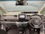 運転席周りです。カップホルダーや小物の収納などは必須ですよね!!使い勝手の良いつくりになっております!!
