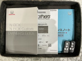 スマートキーは鍵をバッグに入れたままでもドアロックの開閉やエンジンのON・OFFができます。夜間や雨の日も鍵を探さなくて良いので便利です。