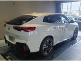 【BMWの伝統-3】BMWのお車は、&ldquo;駆け抜ける歓び&rdquo;を体現しております。走行の安定性とコーナリングの良さを追求し、思い通りにハンドルの操作可能です。