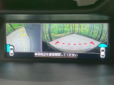 【フロント&サイドカメラ】ドライバーから見にくい死角部分を映像で確認できる前方と左側面にカメラを装着。見通しがきかない場所や住宅密集地などを運転することが多い人におすすめの安心装備です。