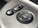 【電動格納ミラー】運転席のスイッチで、ドアミラーの開閉や角度の調整ができます。
