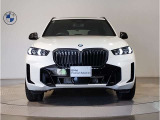 【キドニーグリル】BMWは約90年もの間、ほぼ全ての車両にひと目でBMWだと分かるこの特徴的なフロントグリルが備えられ、デザイン・アイコンとして親しまれてきました。