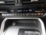 運転中の操作も簡単に出来る、オートエアコンです! 運転席&助手席シーヒーターもついています!