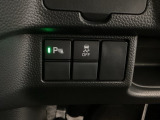 VSA装備車です。VSAはドライバーの操作と車の動きを見守っています。もし車の挙動が乱れたとき、4輪別々にブレーキをかけたり、エンジンパワーをしぼることによって車を安定させます。