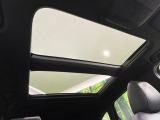 【大型サンルーフ】車内の解放感が一気に上がる大型のパノラマルーフ!季節を問わず開放的で快適なドライブをお楽しみいただけます。流通量も少なく希少価値の高い人気の装備です♪
