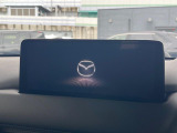 【10.25インチマツダコネクトナビ】車内の雰囲気にマッチした大型ディスプレイ。ナビ使用やBluetooth再生等、様々な機能が楽しめます。直感的なダイヤル操作が可能で、使い勝手も良好です。