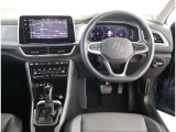 レザーステアリングにデジタルメーターです!車両情報、ナビをメーター画面内で確認できます)お客様の運転をサポートします!