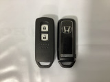 スマートキーを装備しています。鍵を差し込むことなくドアロックの開け閉めと、スタートボタン操作でのエンジンスタートができます。スペアキーも同じものを用意しております。