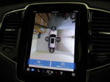 360&deg;ビューカメラ 車両の周囲に装備されている4個のカメラを使用して、車両を真上から見下ろしている画像を作成し、センターディスプレイに表示します。