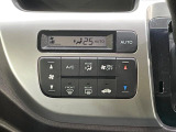 【オートエアコン】一度お好みの温度に設定すれば、車内の温度を検知し風量や温度を自動で調整。暑い&hellip;寒い&hellip;と何度もスイッチ操作をする必要はありません。快適な車内空間には必須の機能ですね♪