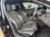 シートはホールド性も高く快適な運転をサポートします。シート材質はアルカンタラアンドテップレザー