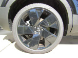 タイヤサイズ フロント:235/45R20 リア:255/40R20