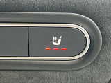●フロントシートヒーティング:運転席・助手席共に三段階で調節が可能なシートヒーターを装備しております。季節を問わず快適にご使用いただけます。