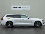 V90と比べてリアゲートの角度が立っており、四角いボルボを彷彿とさせる仕上がりです。