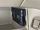ハンドルの左下にETCがついています。高速道路の料金所の通過も楽々です。 カードの取り出しもしやすい場所についています。