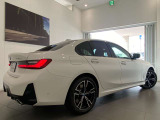 【BMWの伝統-3】BMWのお車は、&ldquo;駆け抜ける歓び&rdquo;を体現しております。走行の安定性とコーナリングの良さを追求し、思い通りにハンドルの操作可能です。