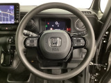 オーディオのチャンネル変更やボリュームなどの操作スイッチの他に、レフトセレクターホイールがついています。中央部を指先で上下に動かすことで、マルチインフォメーション・ディスプレイの各表示が確認できます。