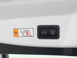 <電動バックゲート>スイッチ操作により電動でバックドアが開閉する機能です。 傘をさしていたり、荷物を持っていたり、子供を抱いているなど手がふさがっている際のバックドアの開け閉めが便利になります。