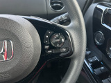 予め設定した速度で定速走行。先行車に近づいたら、システムが先行車との距離や速度差を測定し、自動的に加減速。適切な車間距離を維持しながら追従走行します。